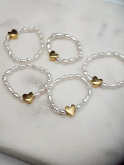 Elastyczny pierścionek z naturalnych pereł z pozłacanym sercem | Upiększaj