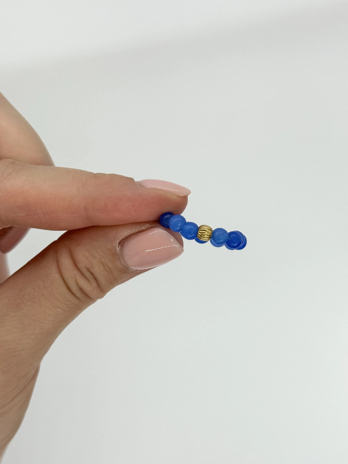 Elastische ring van blauwe jade met bolletje van verguld 925 zilver, geregen aan draad van 0,4 mm, handgemaakt – foto 2