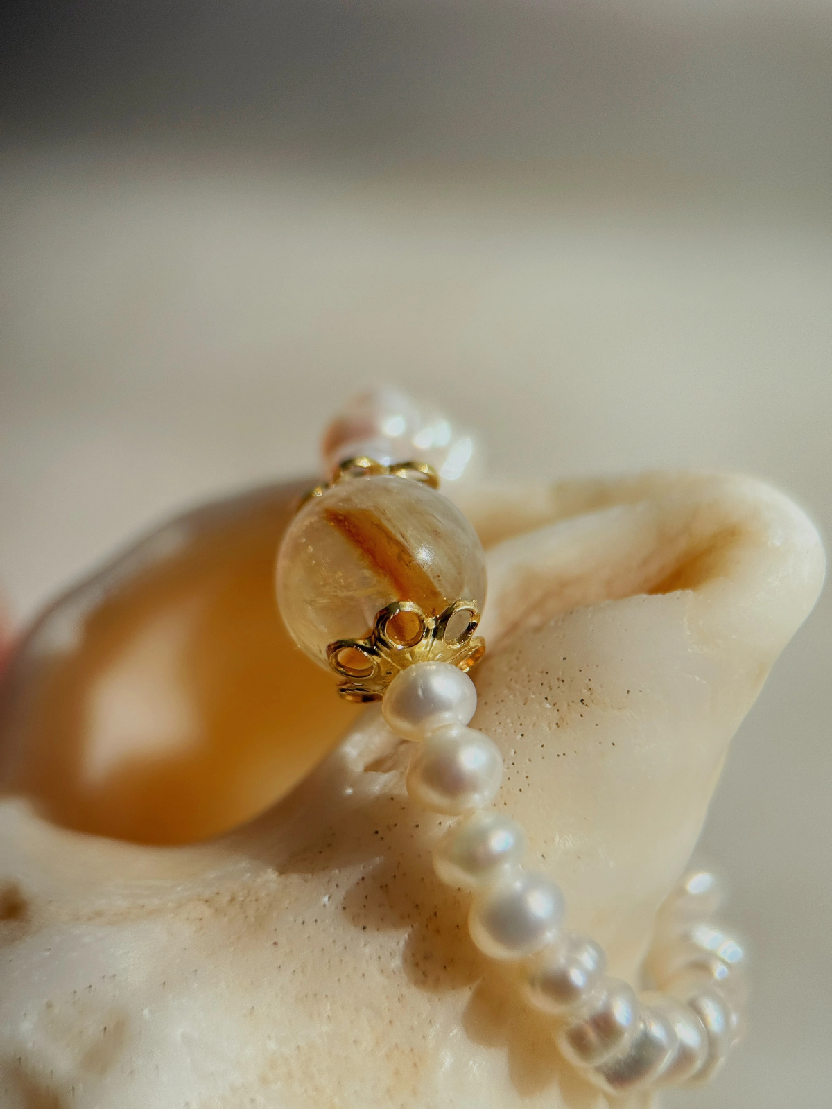 Handmade adjustable ring with cultured freshwater pearls, a citrine stone and gold-plated spacers – photo 3