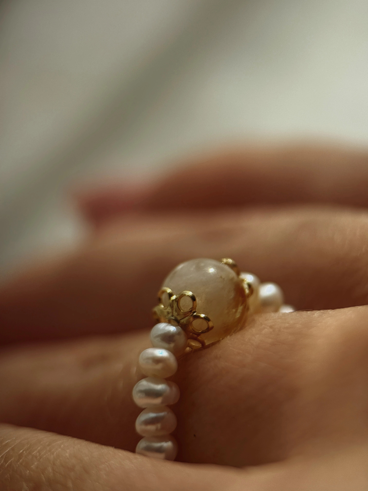 Adjustable ring with cultured freshwater pearls, a citrine stone and gold-plated spacers, handmade – photo 6