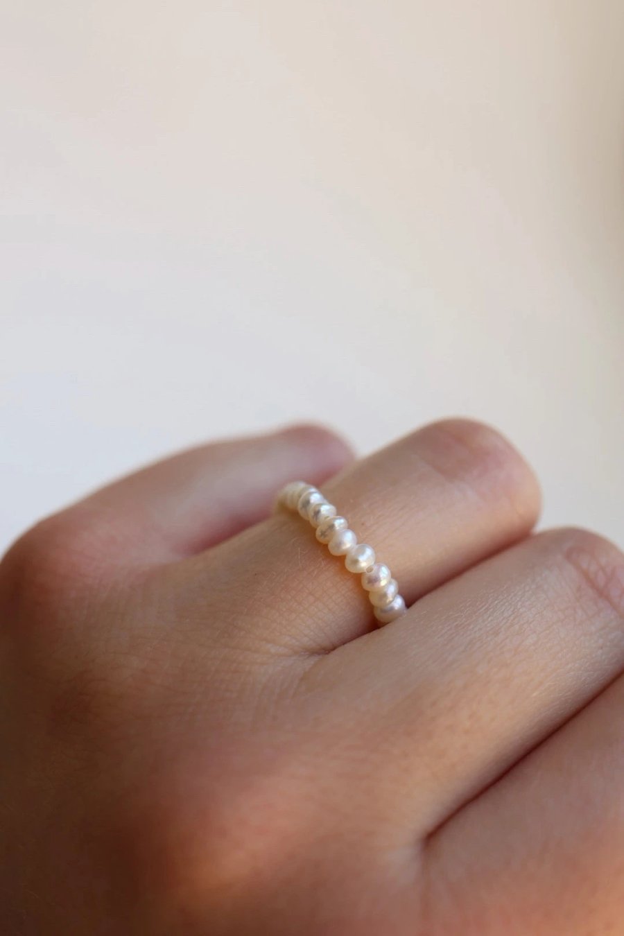 Ring van natuurlijke gekweekte zoetwaterparels (2–3 mm) aan elastisch draad, handgemaakt