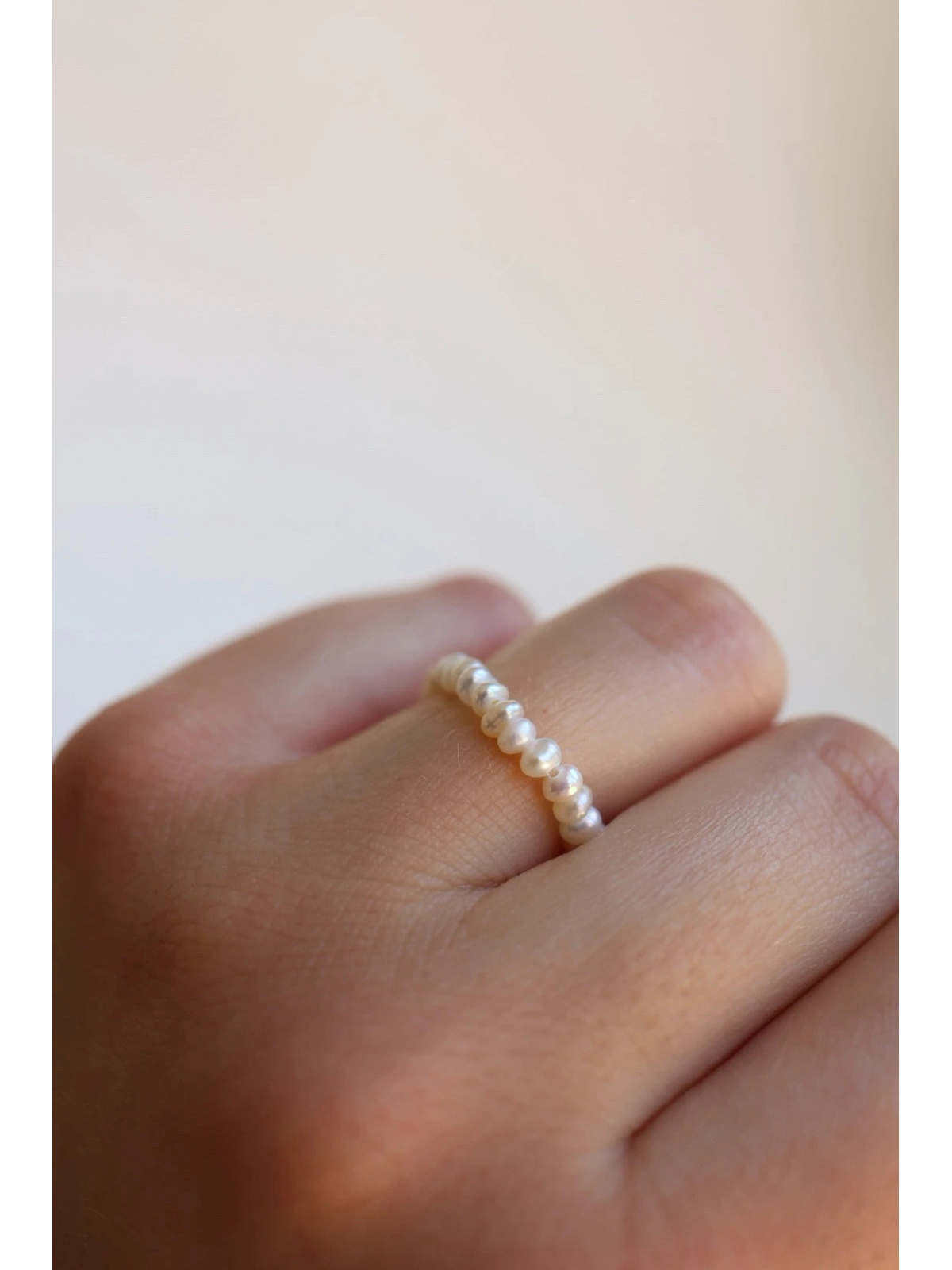 Ring van natuurlijke gekweekte zoetwaterparels (2–3 mm) aan elastisch draad, handgemaakt