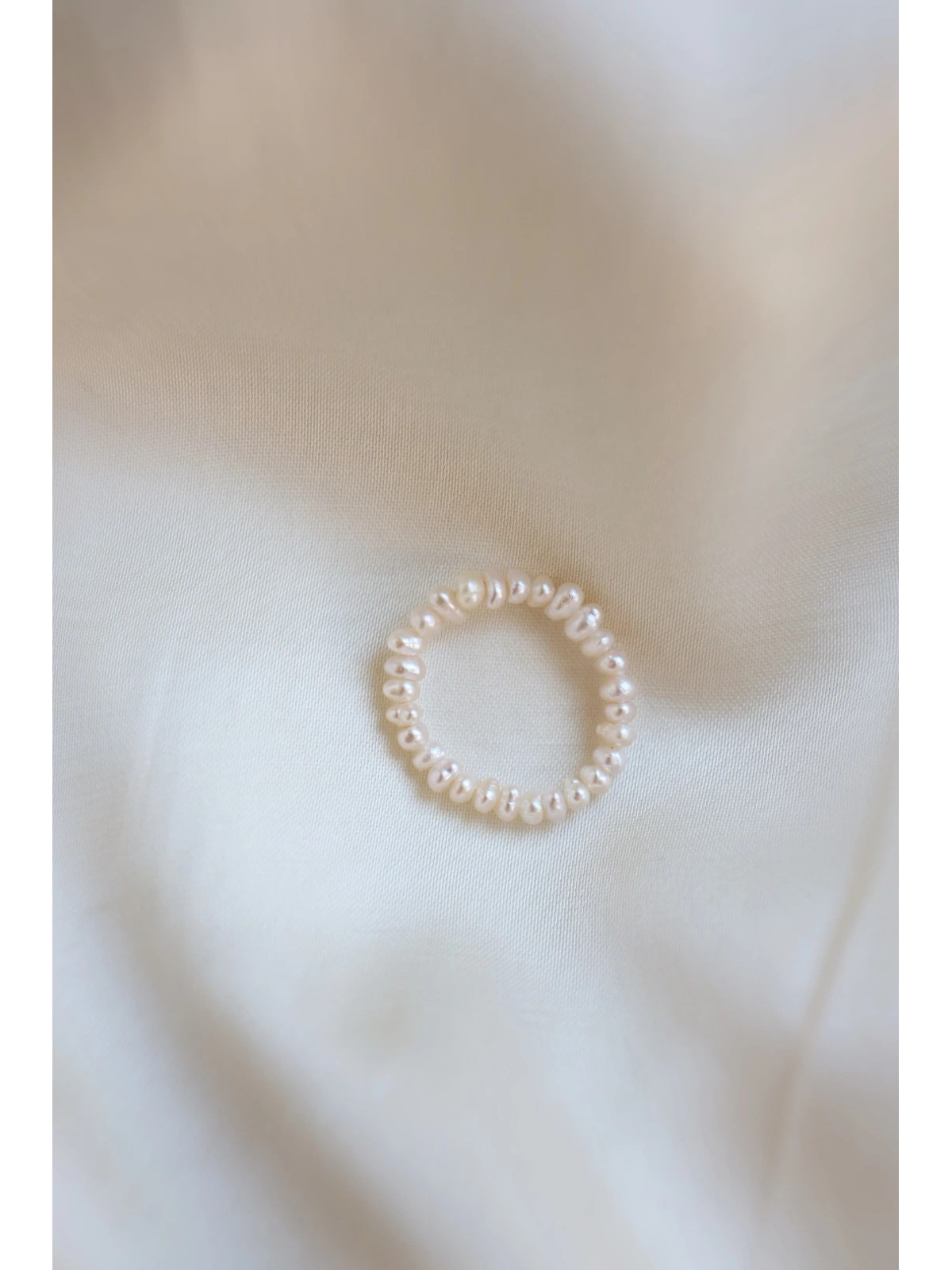 Ring van natuurlijke gekweekte zoetwaterparels (2–3 mm) aan elastisch draad, handgemaakt – foto 3