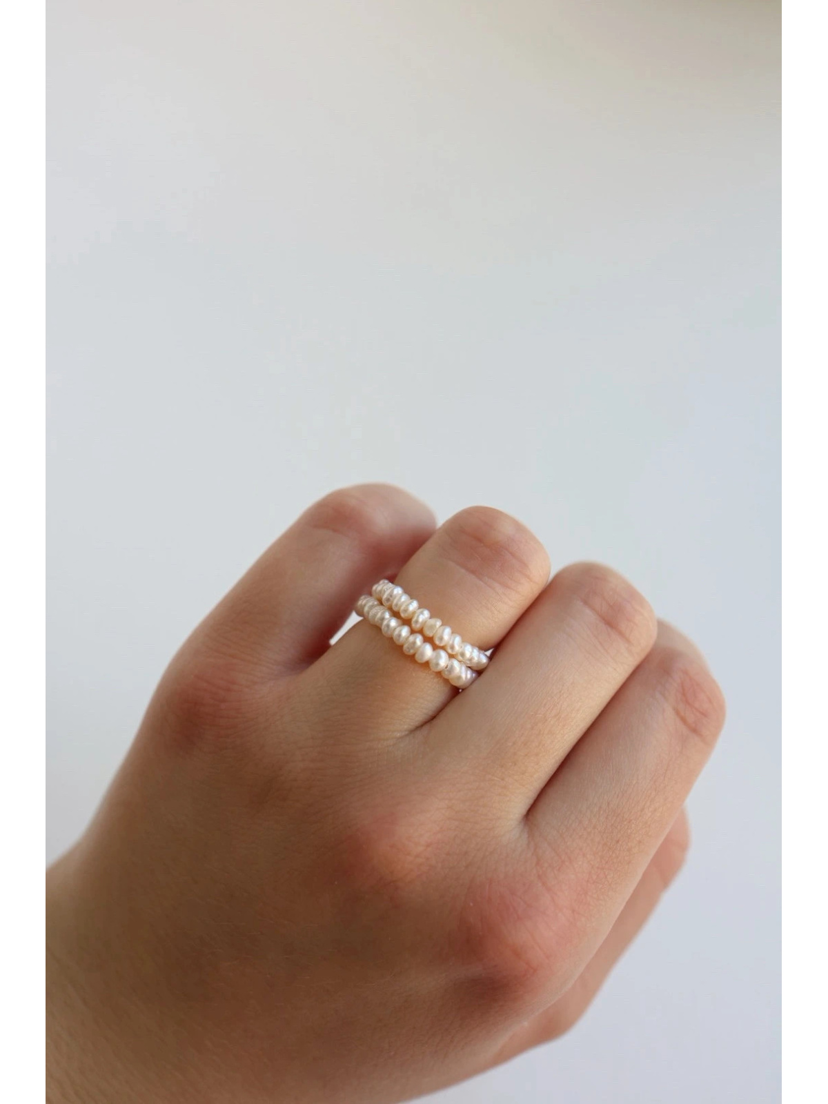 Ring van natuurlijke gekweekte zoetwaterparels (2–3 mm) aan elastisch draad, handgemaakt – foto 4