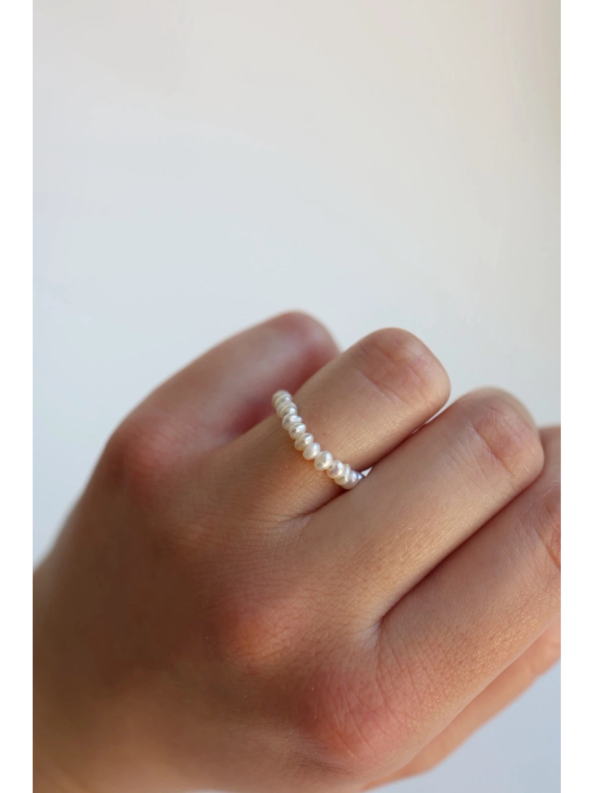 Ring van natuurlijke gekweekte zoetwaterparels (2–3 mm) aan elastisch draad, handgemaakt – foto 5