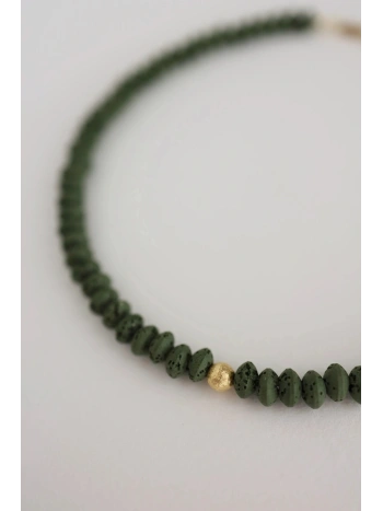 Zielony naszyjnik z lawy wulkanicznej ze złotą kulką | Upiększaj