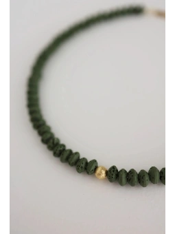 Zielony naszyjnik z lawy wulkanicznej ze złotą kulką | Upiększaj