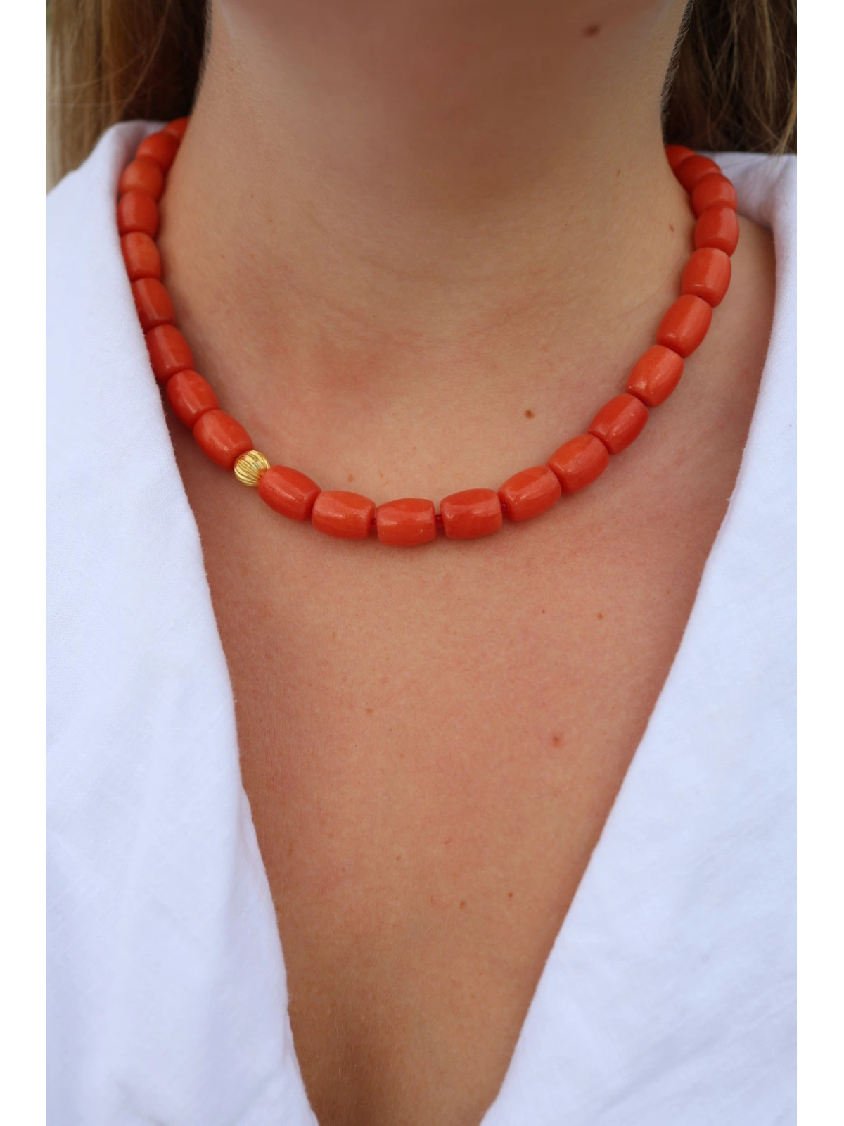 Ketting van oranje koraal met sluiting en tussenstuk van verguld zilver aan een stalen kabel, handgemaakt – foto 3