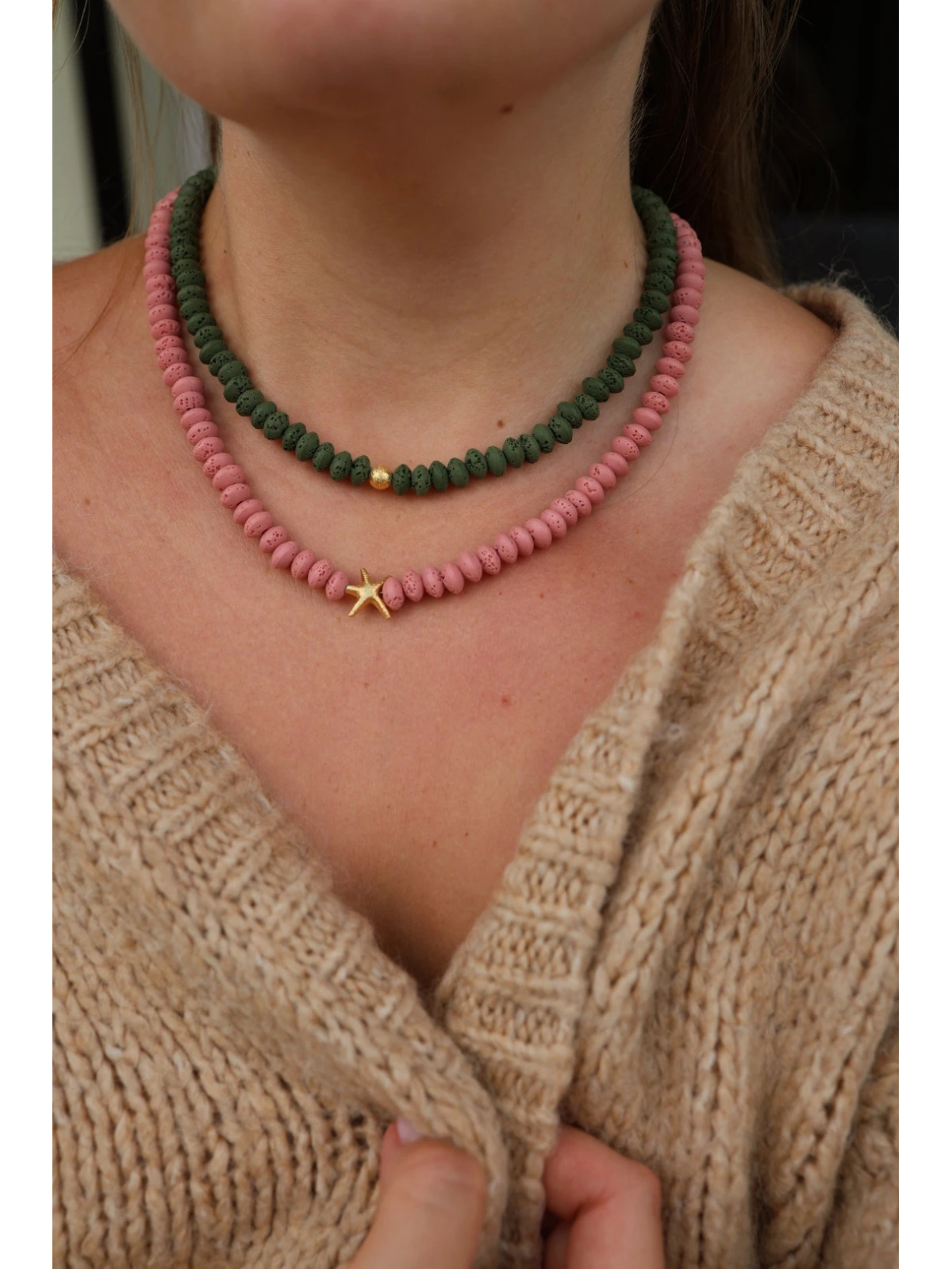 Verstelbare ketting van roze vulkanische lava met zeesterhanger en elementen van verguld zilver, handgemaakt – foto 4