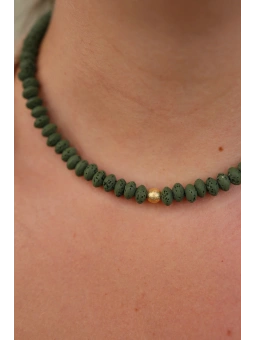 Zielony naszyjnik z lawy wulkanicznej ze złotą kulką | Upiększaj