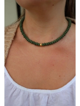 Zielony naszyjnik z lawy wulkanicznej ze złotą kulką | Upiększaj