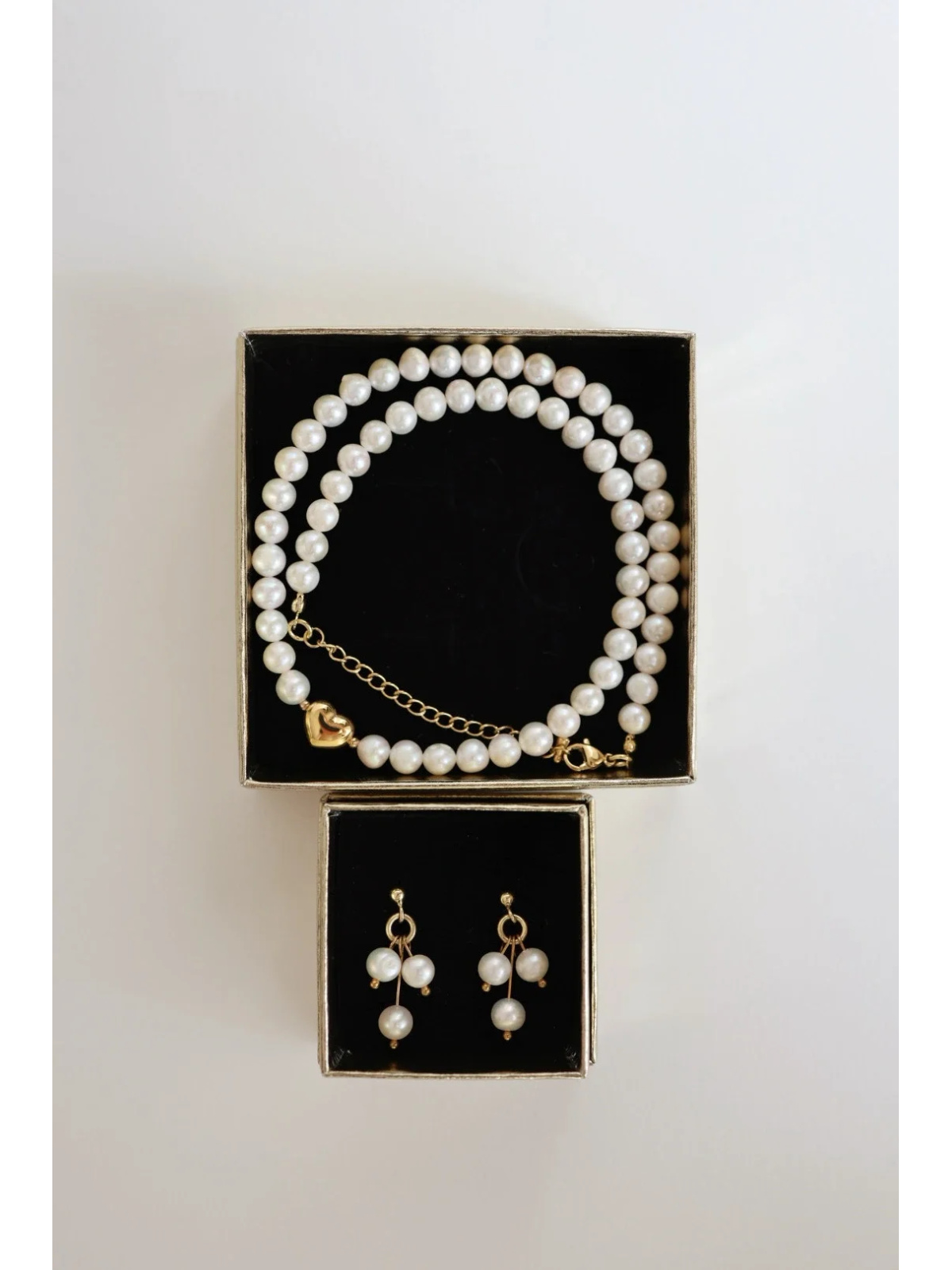 Freshwater pearl and hematite necklace with a gold stainless steel heart spacer, handmade – photo 4