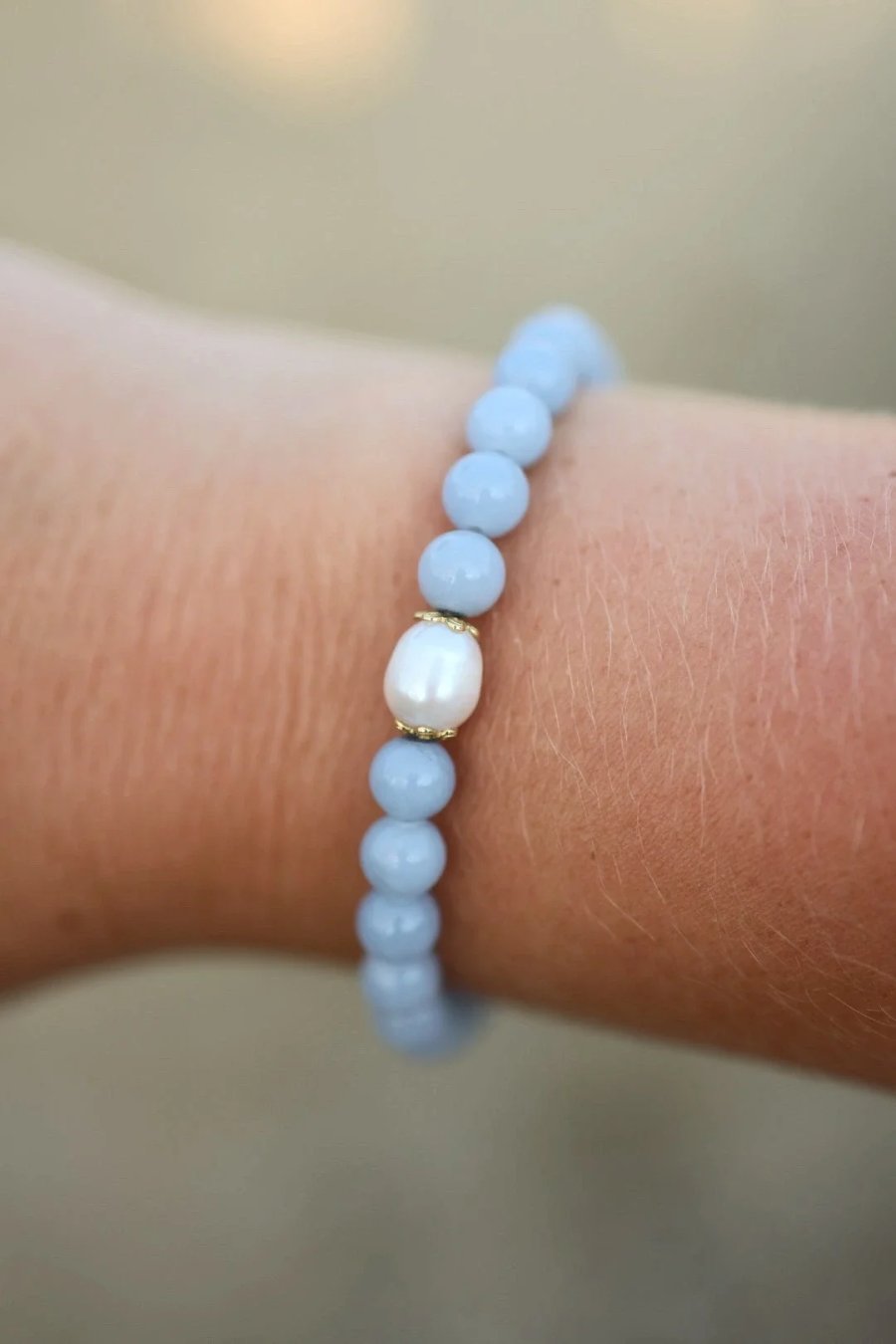 Verstelbare armband van angeliet en een zoetwaterparel met elementen van roestvrij staal en verguld, handgemaakt