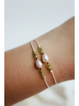 Bransoletka na sznurku z zielonym kamieniem i perłą | Upiększaj