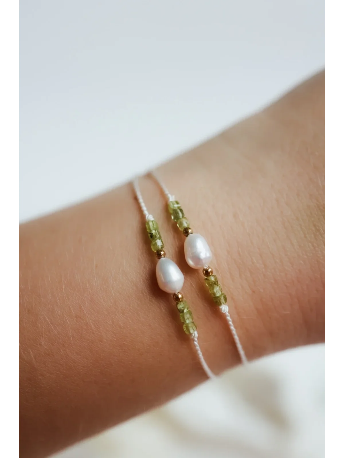 Bransoletka na sznurku z zielonym kamieniem i perłą | Upiększaj