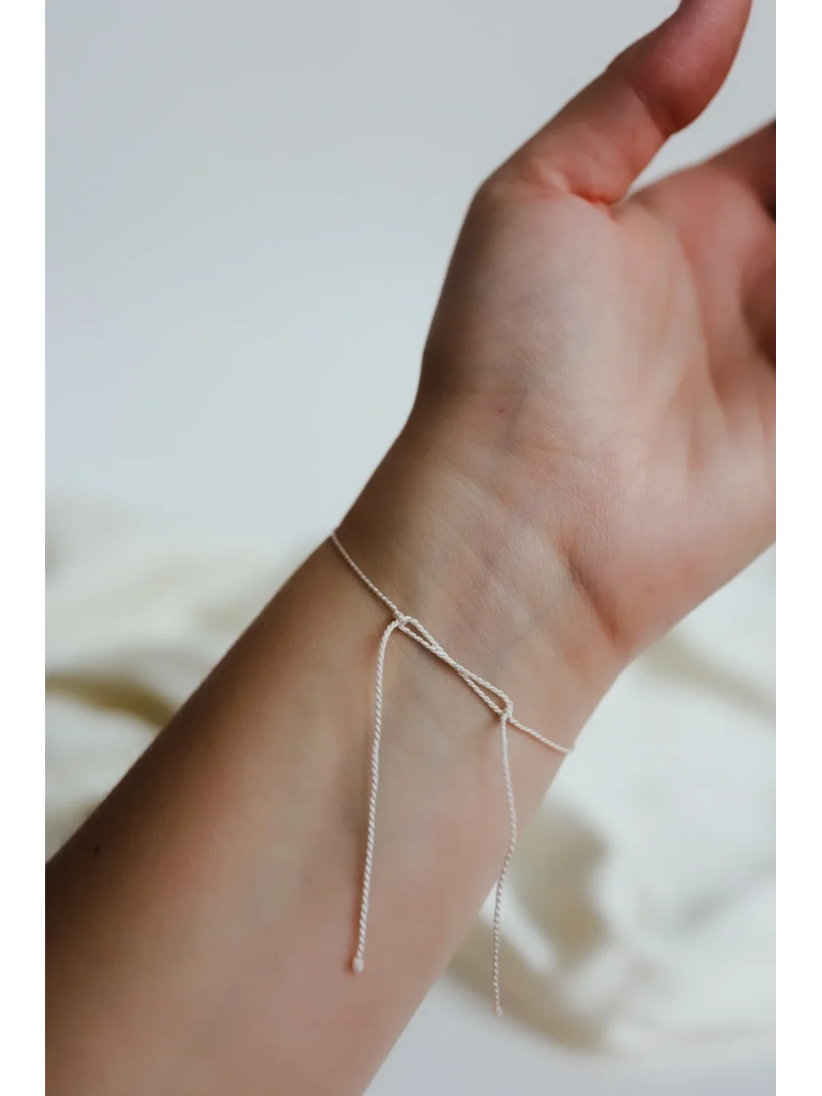 Bransoletka na sznurku z zielonym kamieniem i perłą | Upiększaj