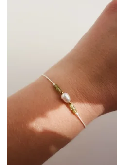 Bransoletka na sznurku z zielonym kamieniem i perłą | Upiększaj