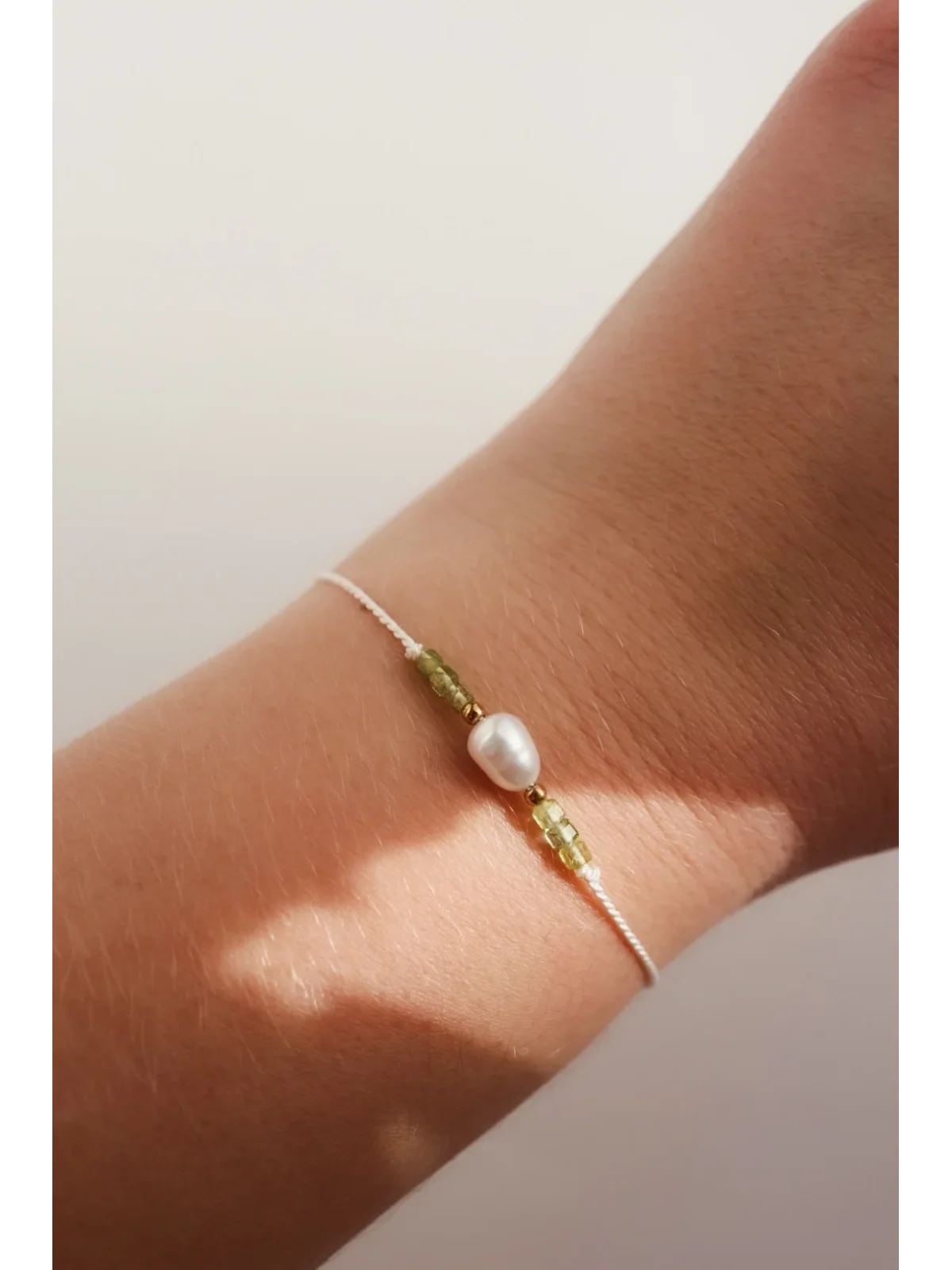 Bransoletka na sznurku z zielonym kamieniem i perłą | Upiększaj