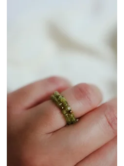 Zielony pierścionek elastyczny z oliwinu | Upiększaj