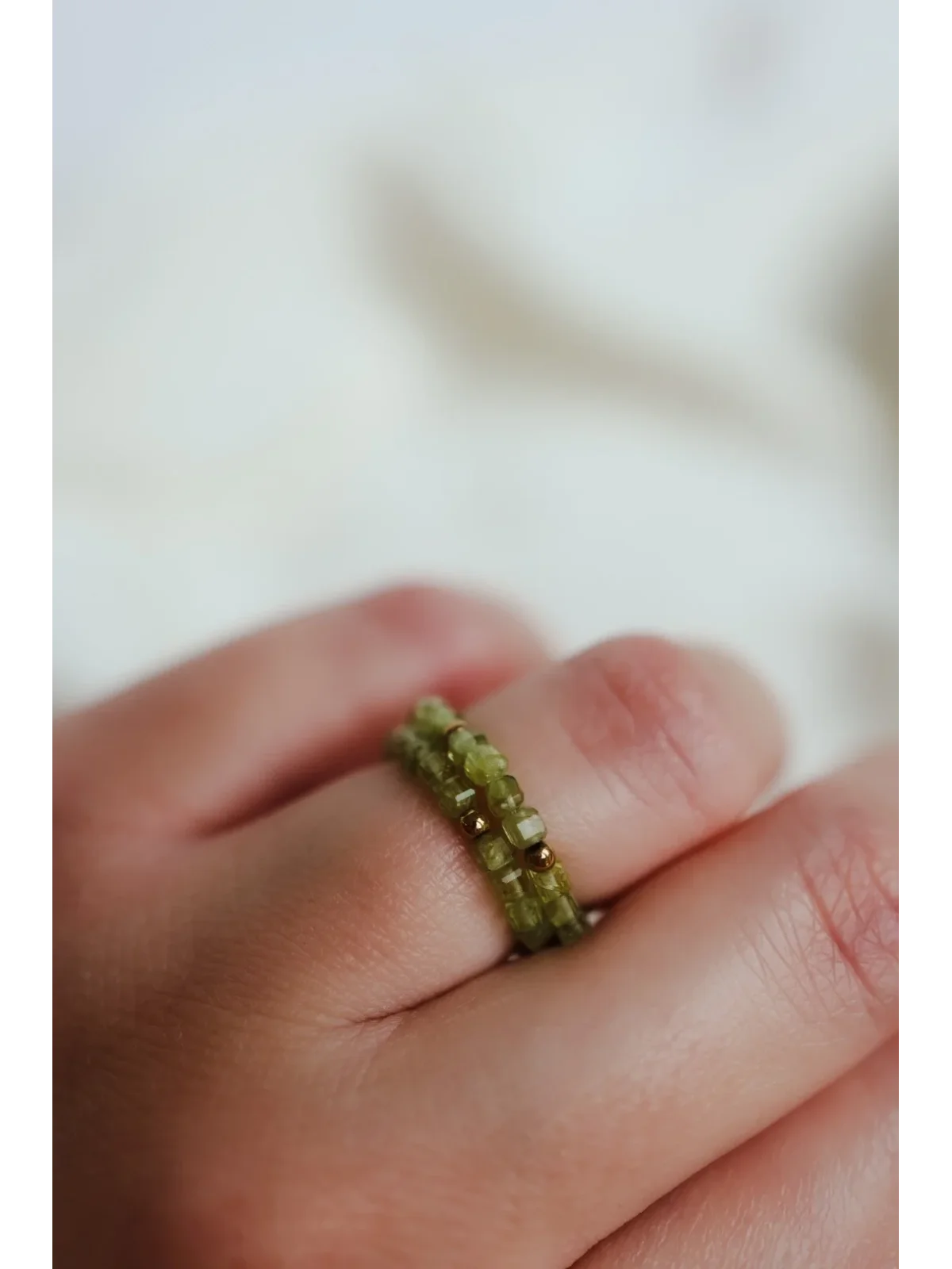 Zielony pierścionek elastyczny z oliwinu | Upiększaj