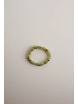 Zielony pierścionek elastyczny z oliwinu | Upiększaj