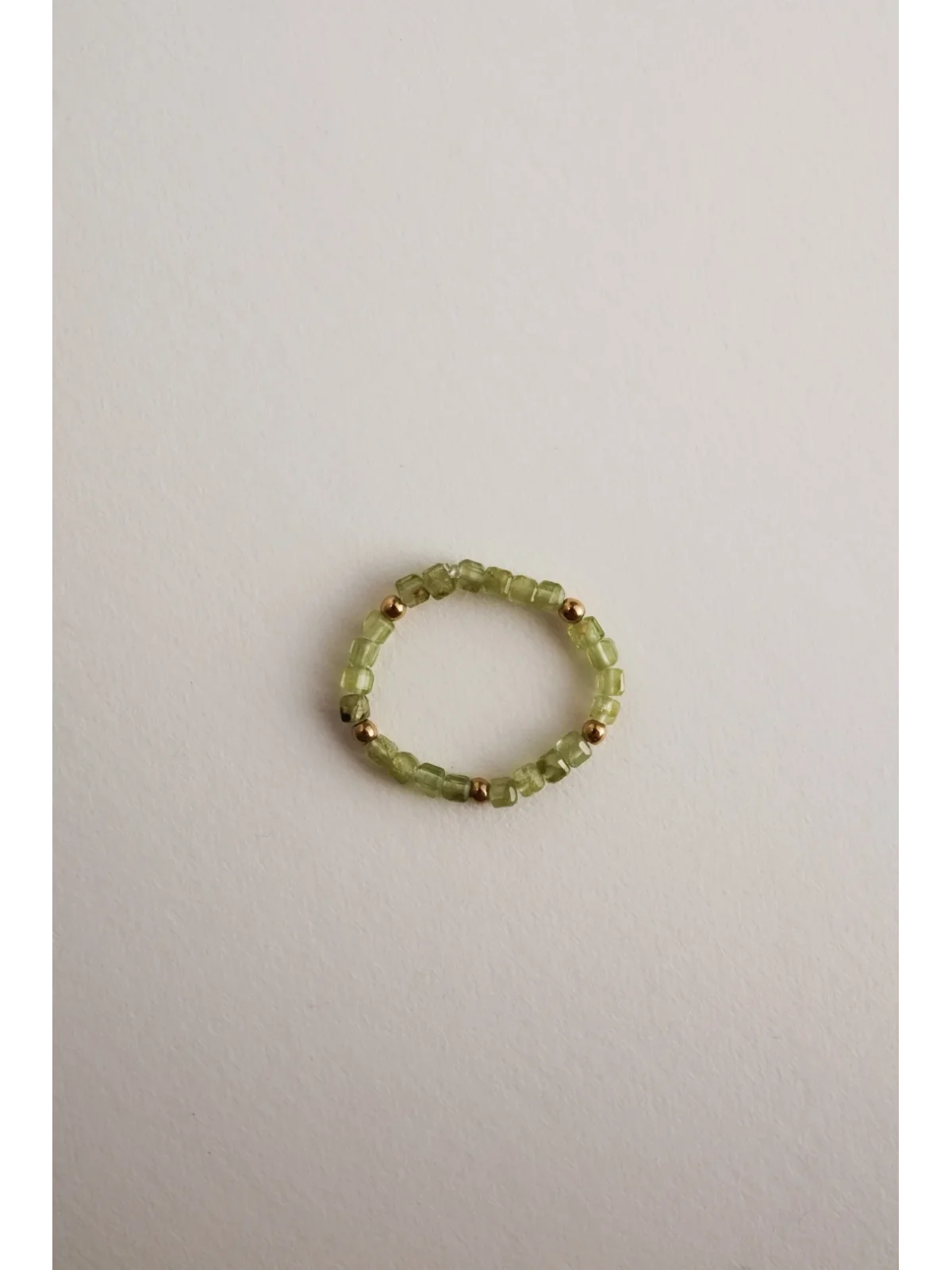 Zielony pierścionek elastyczny z oliwinu | Upiększaj