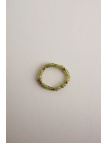 Elastische ring van kleine blokjes olivijn en hematiet aan een elastisch draadje, past zich aan de omvang van de vinger aan, han