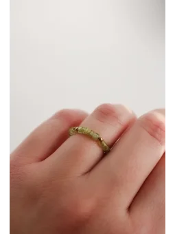 Zielony pierścionek elastyczny z oliwinu | Upiększaj