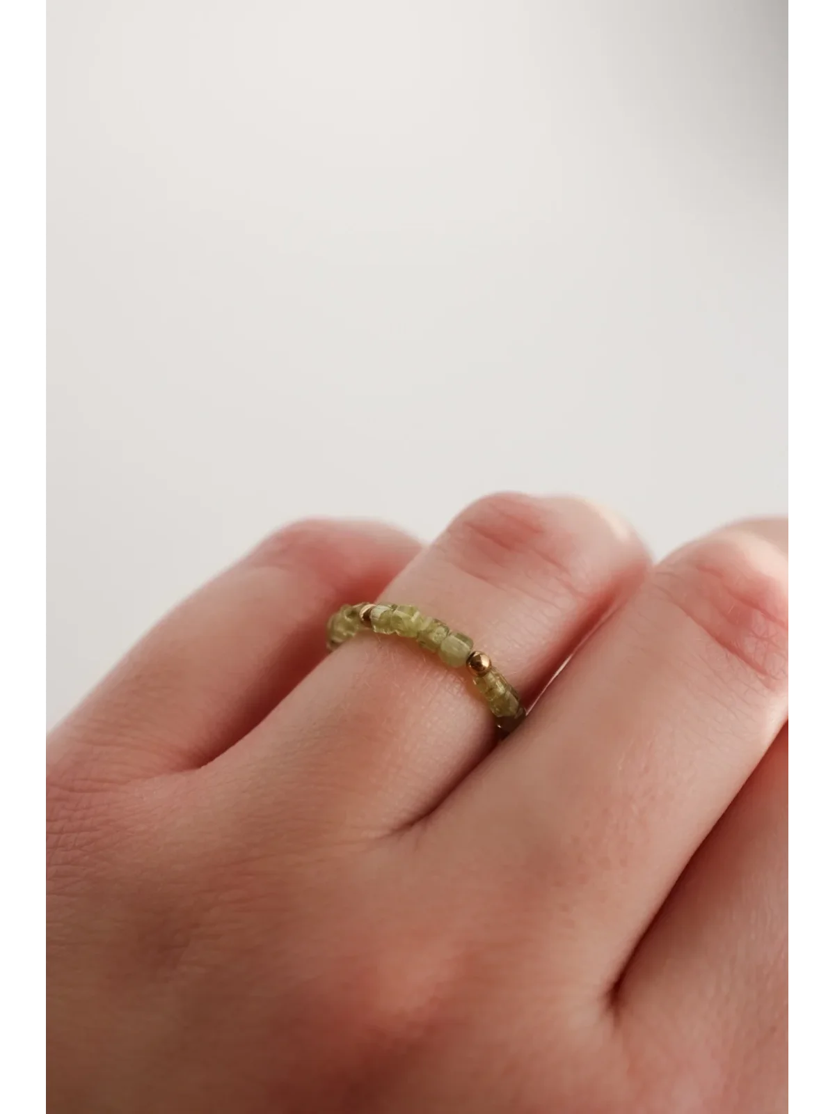 Zielony pierścionek elastyczny z oliwinu | Upiększaj