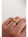 Elastische ring van kleine blokjes olivijn en hematiet aan een elastisch draadje, past zich aan de omvang van de vinger aan, han