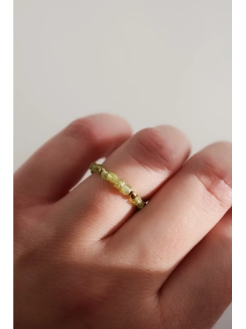 Zielony pierścionek elastyczny z oliwinu | Upiększaj