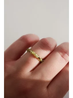 Zielony pierścionek elastyczny z oliwinu | Upiększaj