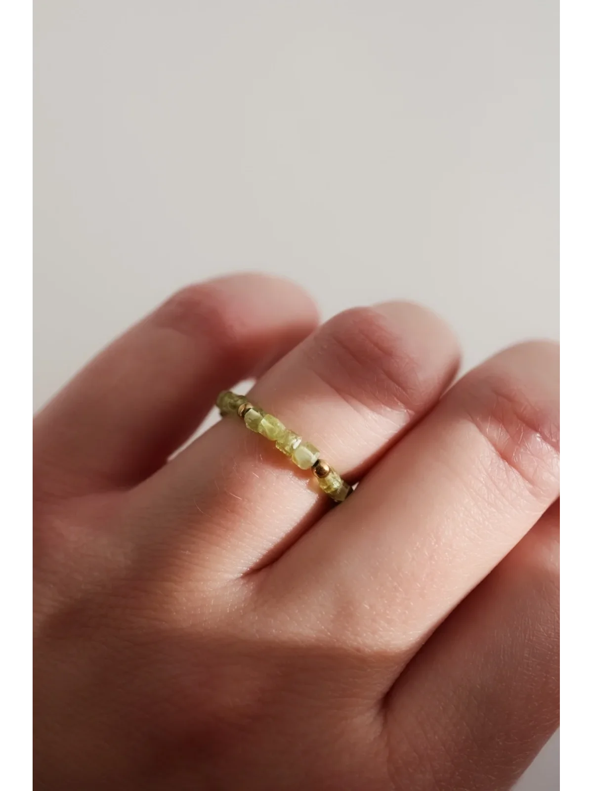 Zielony pierścionek elastyczny z oliwinu | Upiększaj