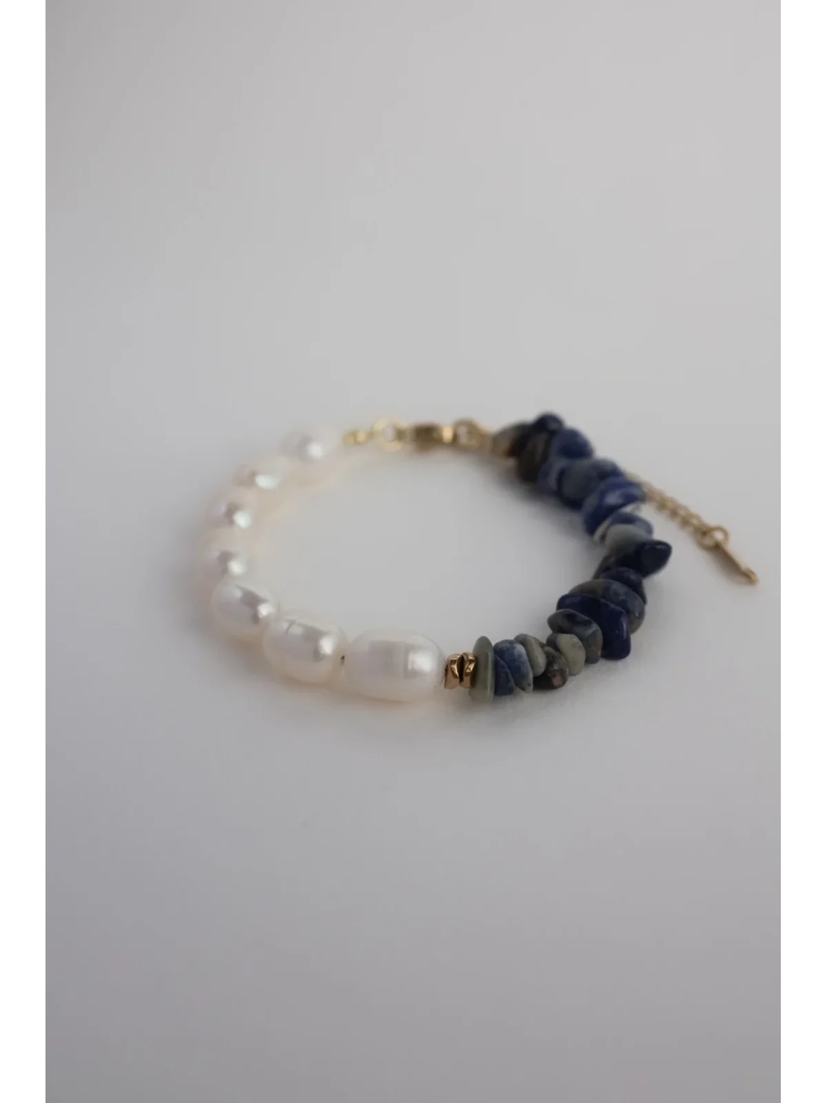 Bransoletka z pereł naturalnych i niebieskiego sodalitu | Upiększaj