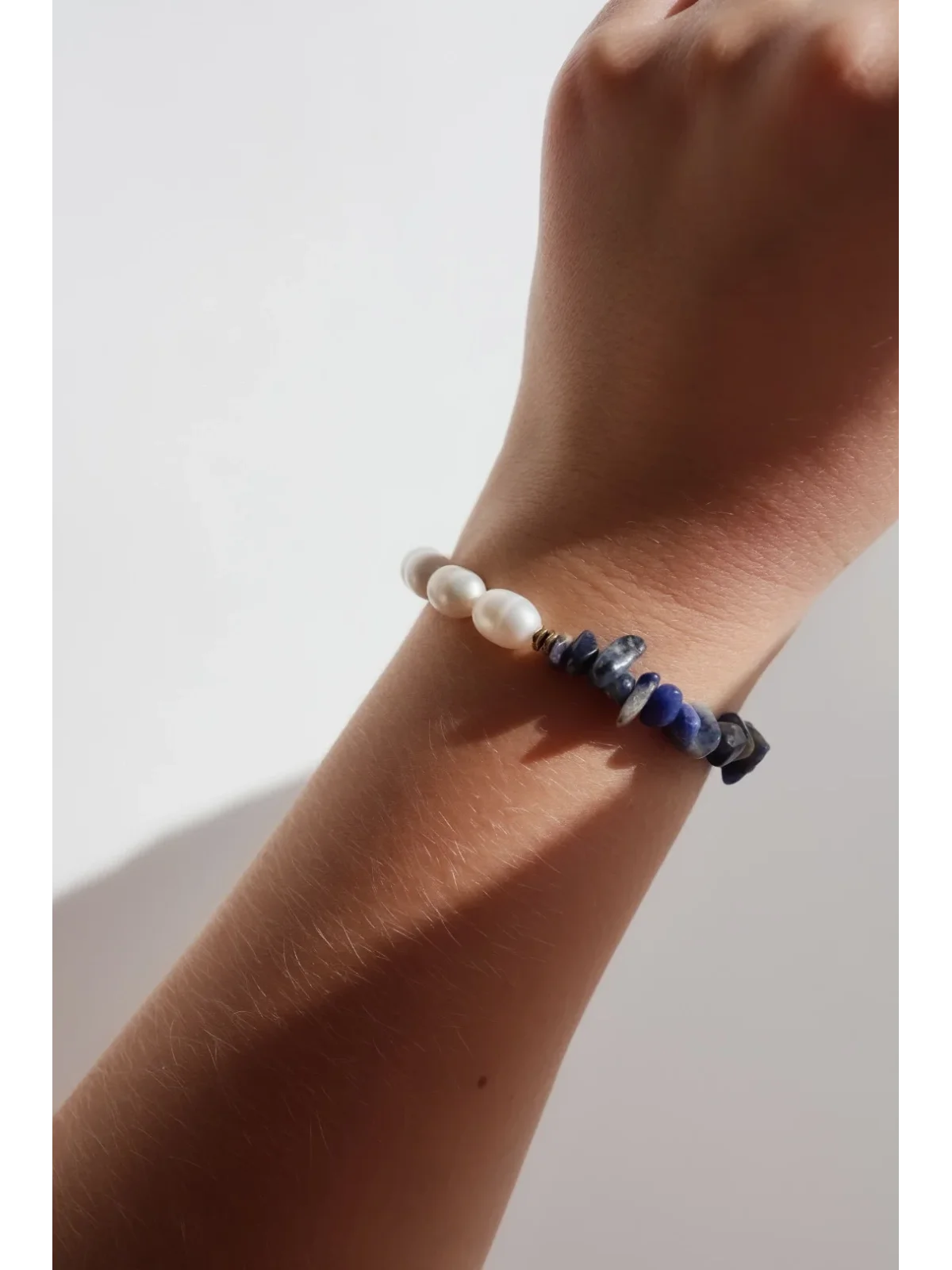 Bransoletka z pereł naturalnych i niebieskiego sodalitu | Upiększaj