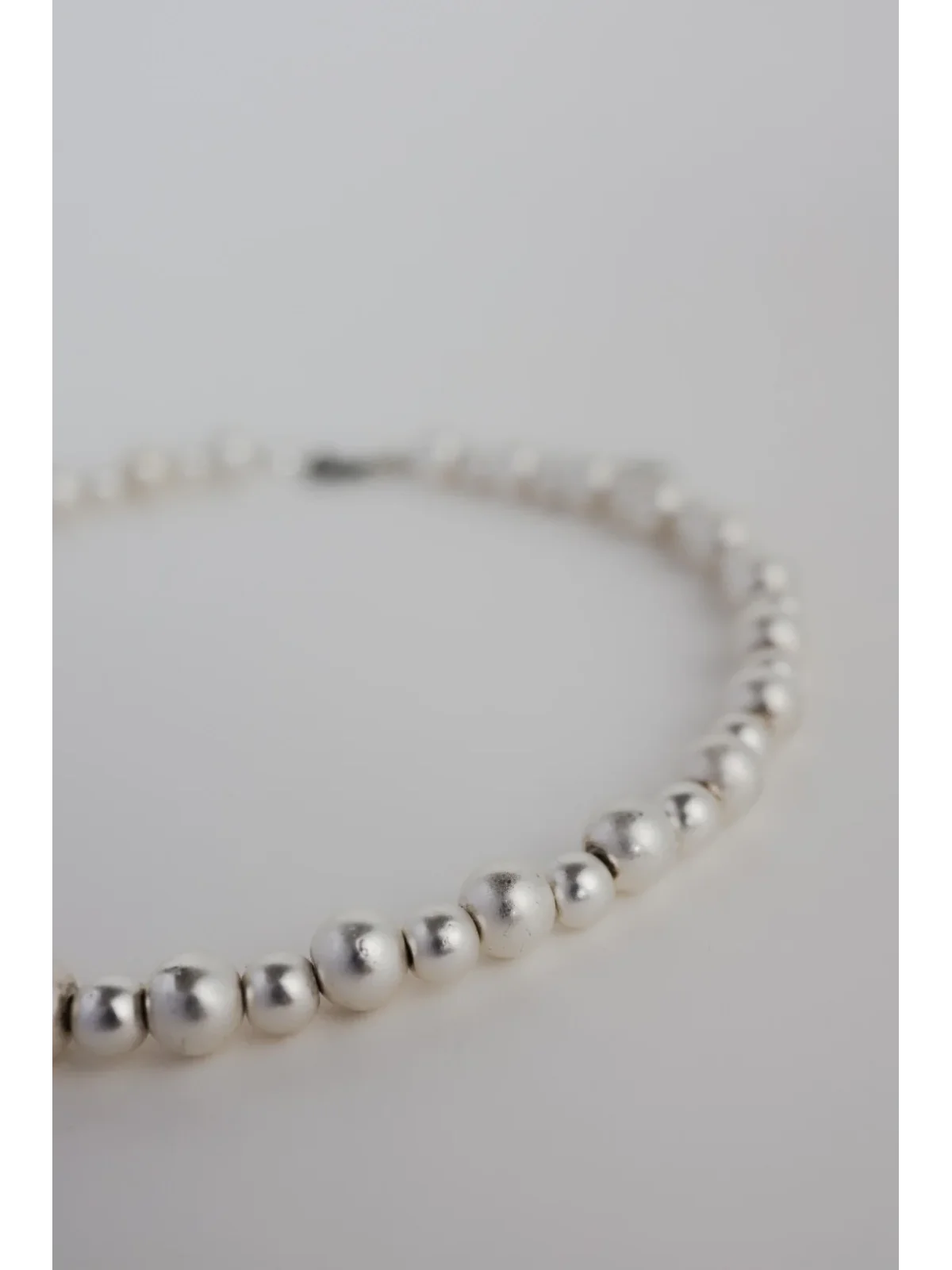 Satynowy naszyjnik ze srebrnego hematytu | Upiększaj