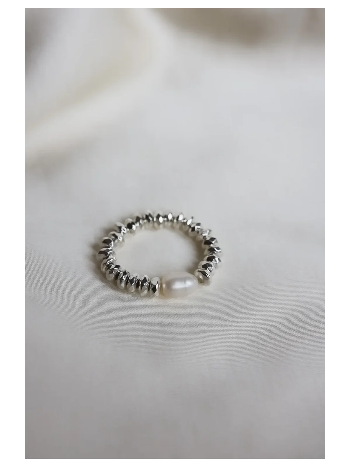 Srebrny pierścionek elastyczny z hematytu z perłą naturalną | Upiększaj