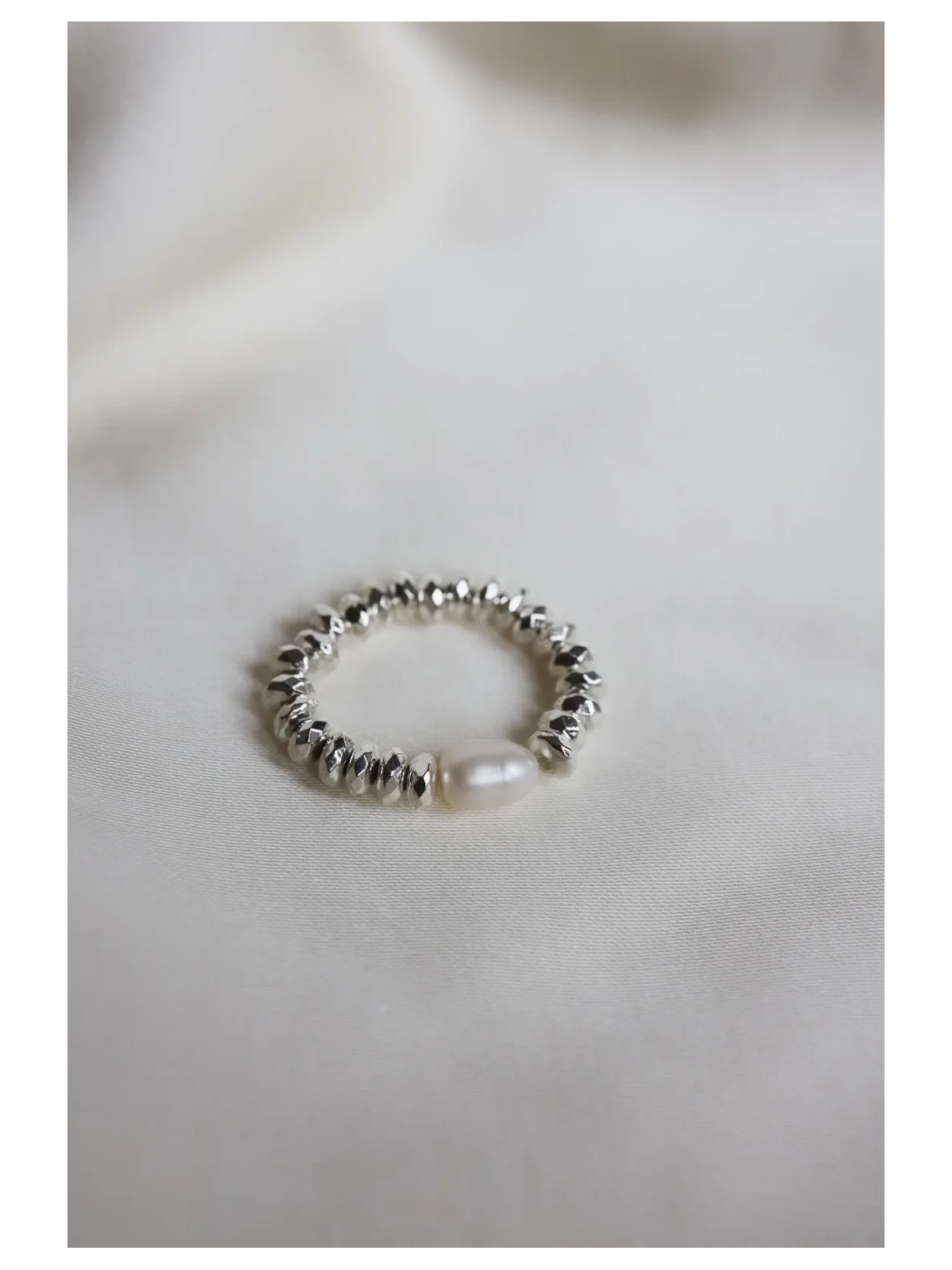 Stretch ring of silver-coloured hematite with a cultured freshwater pearl on elastic cord, handmade – photo 2