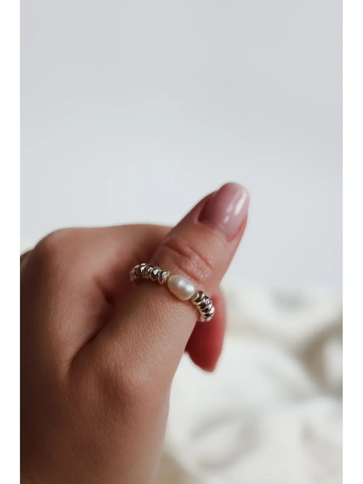 Srebrny pierścionek elastyczny z hematytu z perłą naturalną | Upiększaj