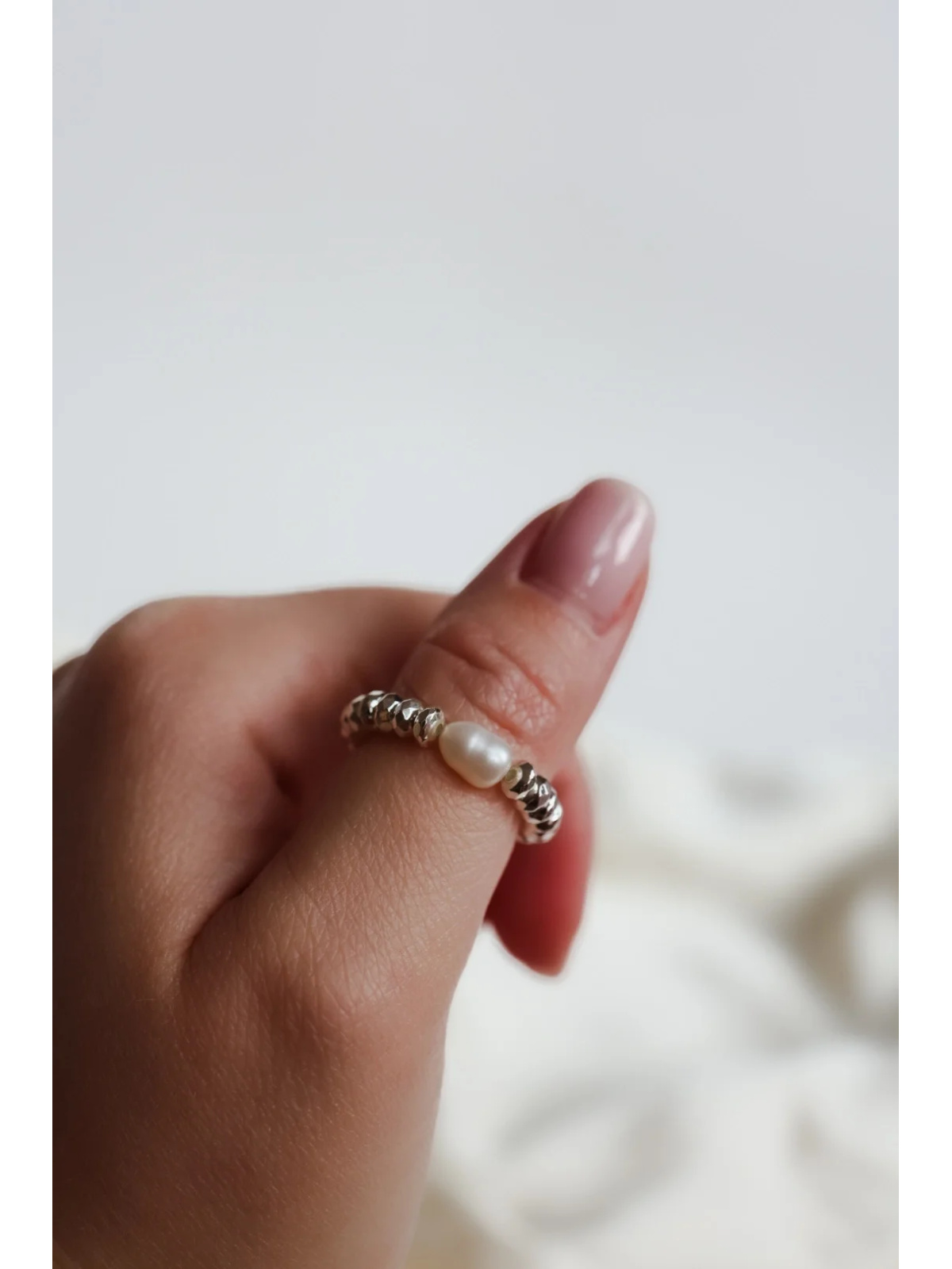 Stretch ring of silver-coloured hematite with a cultured freshwater pearl on elastic cord, handmade – photo 3