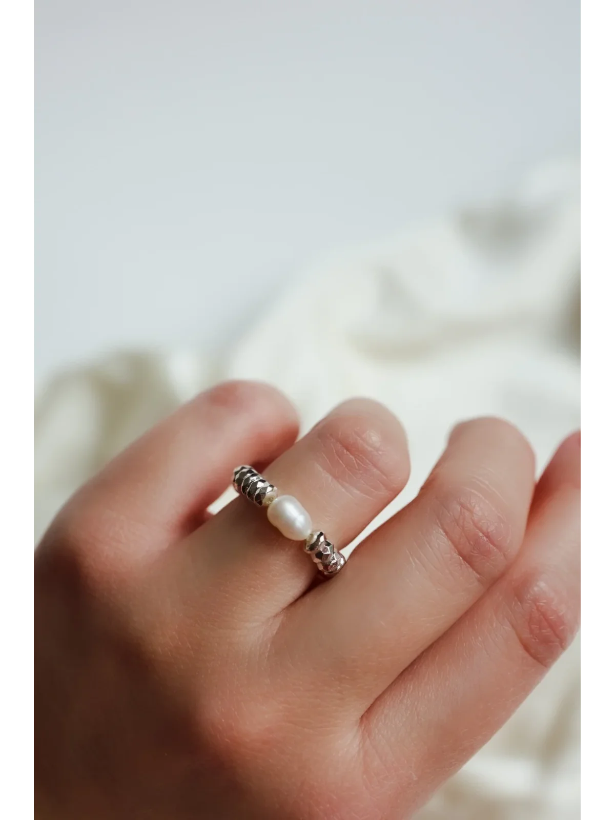 Srebrny pierścionek elastyczny z hematytu z perłą naturalną | Upiększaj