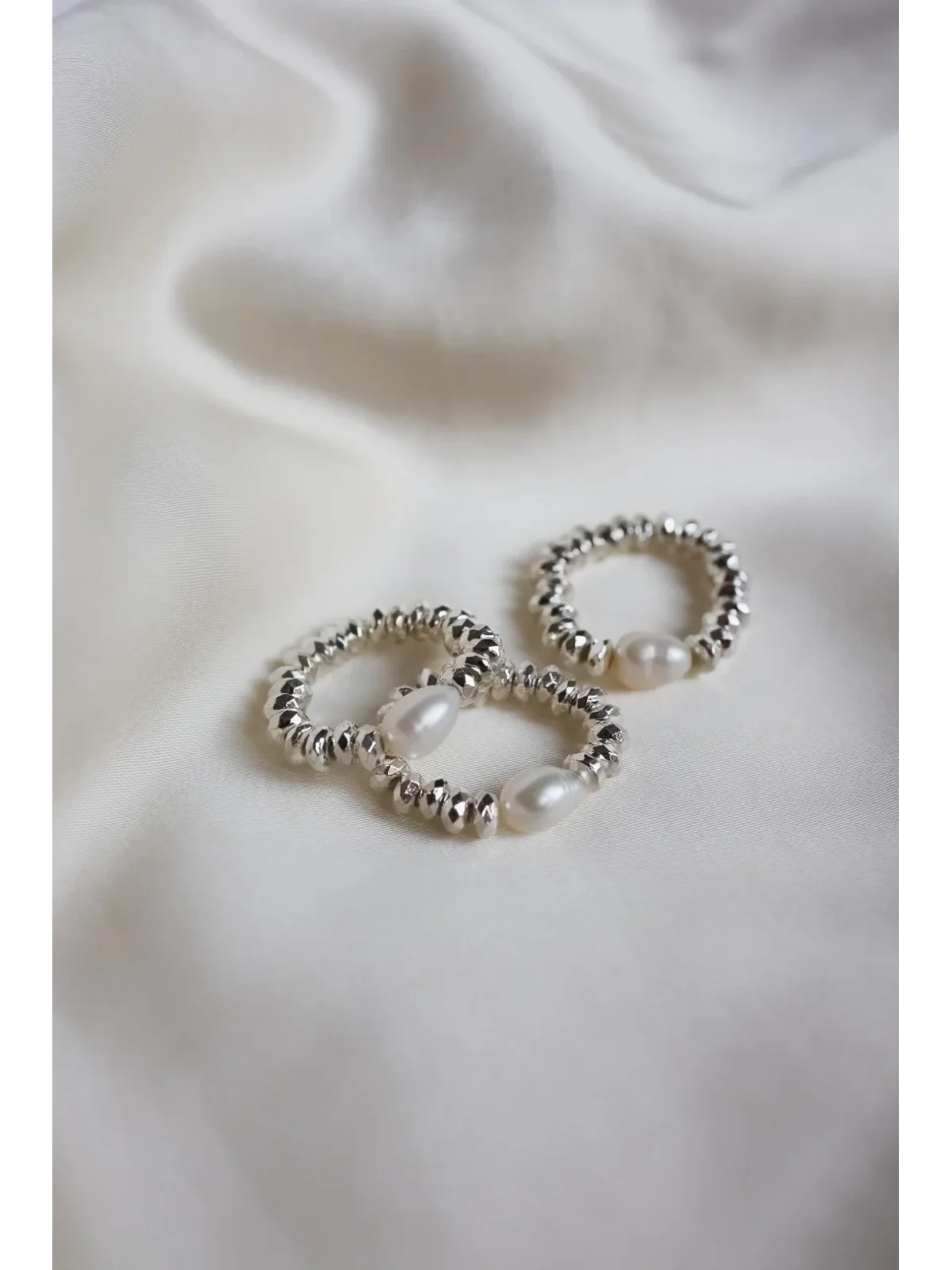 Srebrny pierścionek elastyczny z hematytu z perłą naturalną | Upiększaj