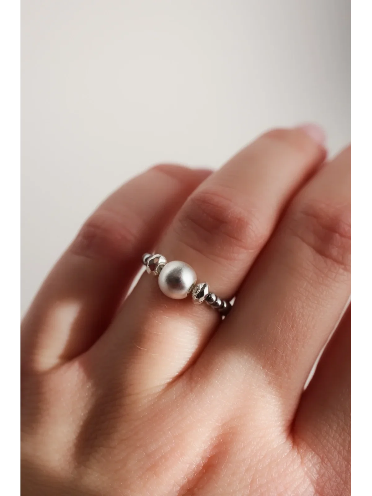 Srebrny pierścionek elastyczny z hematytu | Upiększaj