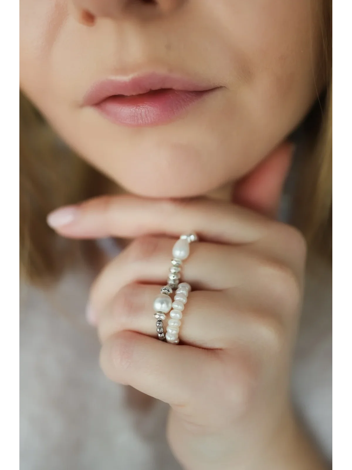 Srebrny pierścionek elastyczny z hematytu z perłą naturalną | Upiększaj