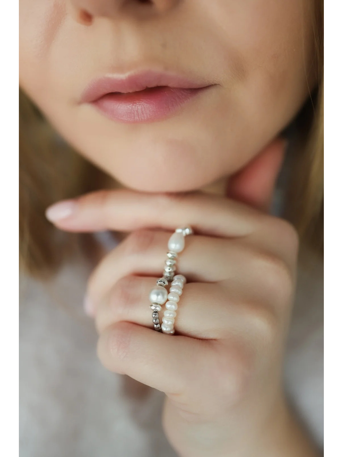 Handmade stretch ring of silver-coloured hematite with a cultured freshwater pearl on elastic cord – photo 7