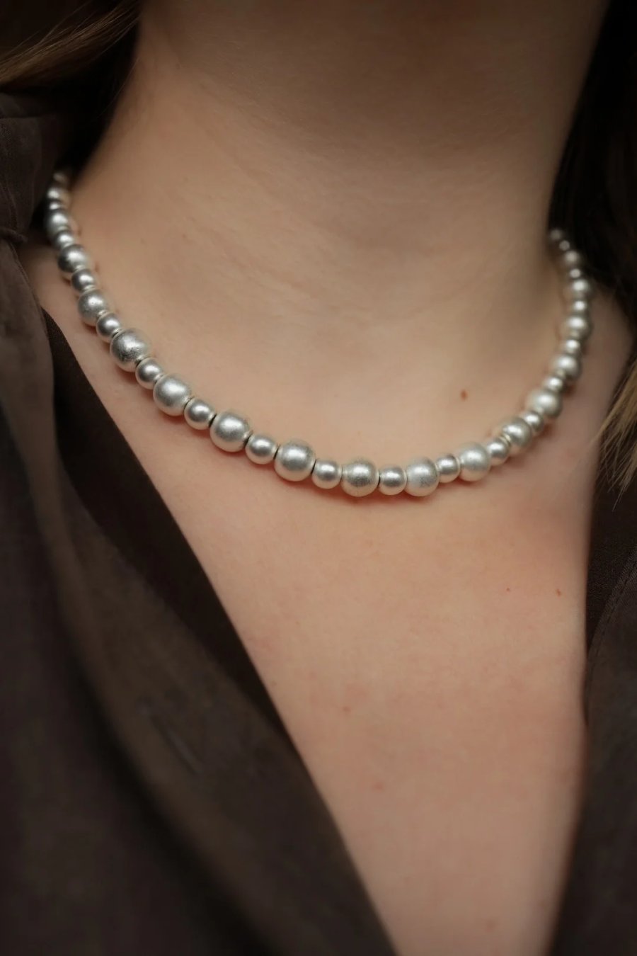 Verstelbare ketting van gecoate satijnmatte hematiet in een lichtzilveren tint, met sluiting en verlengketting, handgemaakt