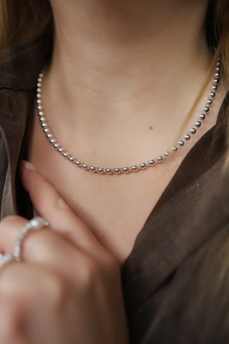 Verstelbare ketting van zilvergecoate hematiet en kleine opaal aan staaldraad met sluiting, handgemaakt