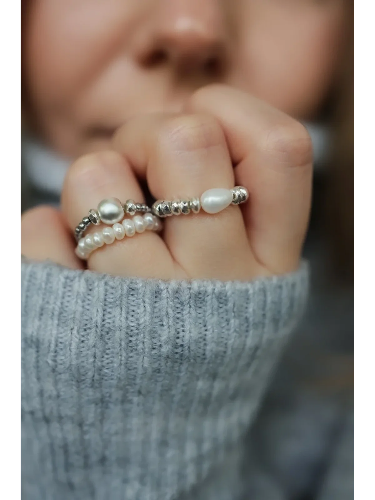 Srebrny pierścionek elastyczny z hematytu z perłą naturalną | Upiększaj