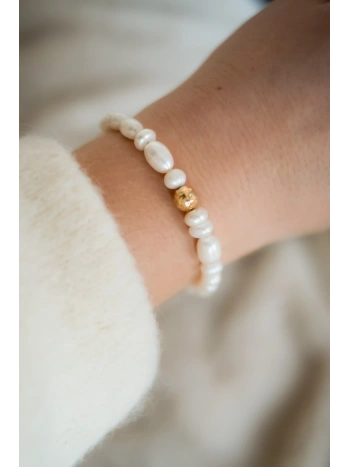 Bransoletka z pereł ze złotą kulką | Upiększaj