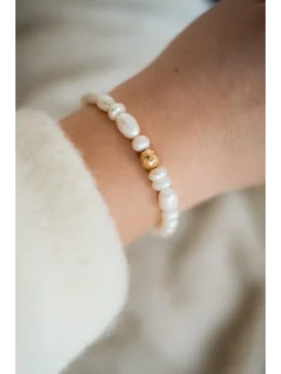 Bransoletka z pereł ze złotą kulką | Upiększaj